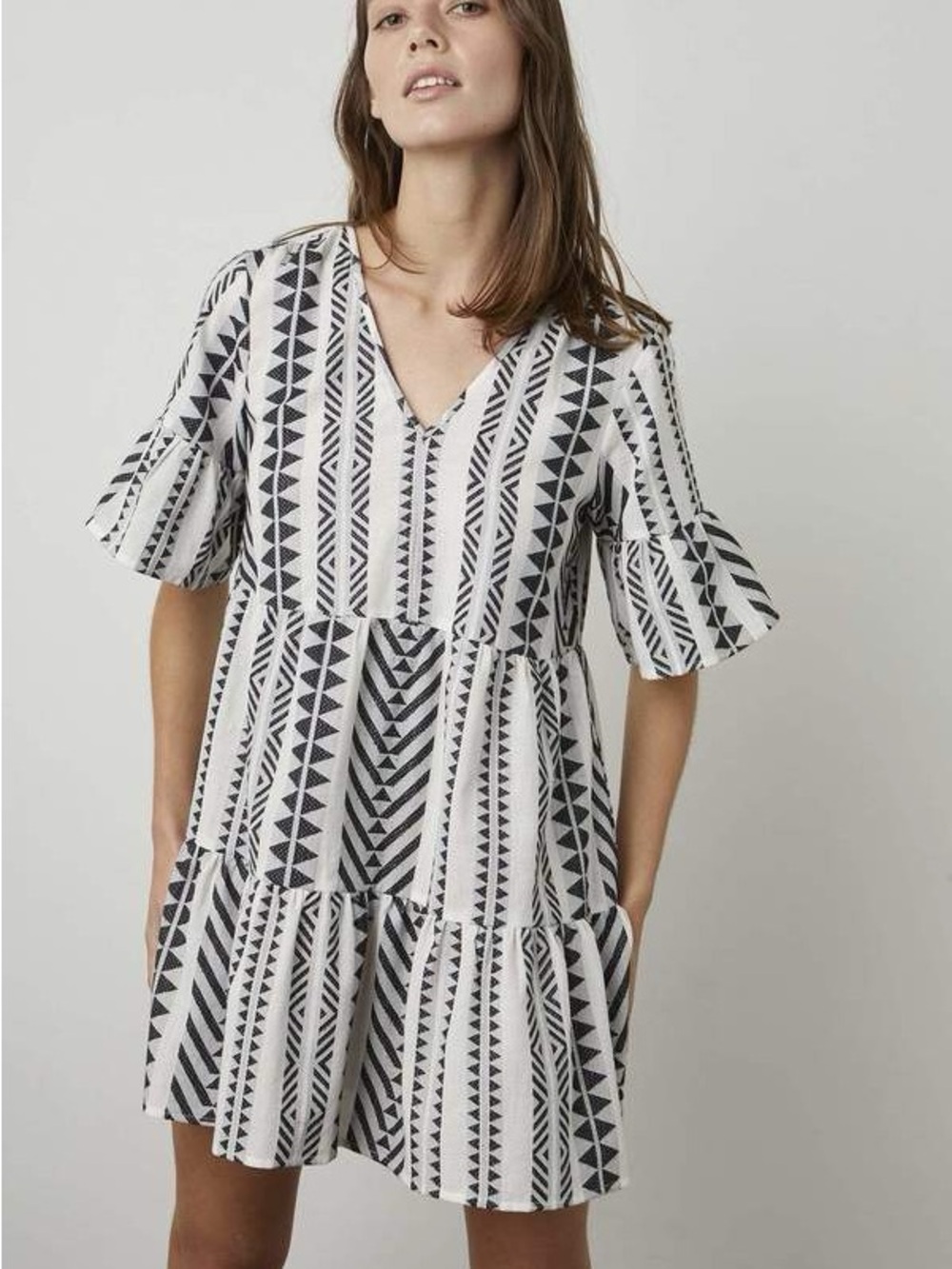 Velvet by Graham & Spencer Black & White Geometric Tiered V-Neck Dress